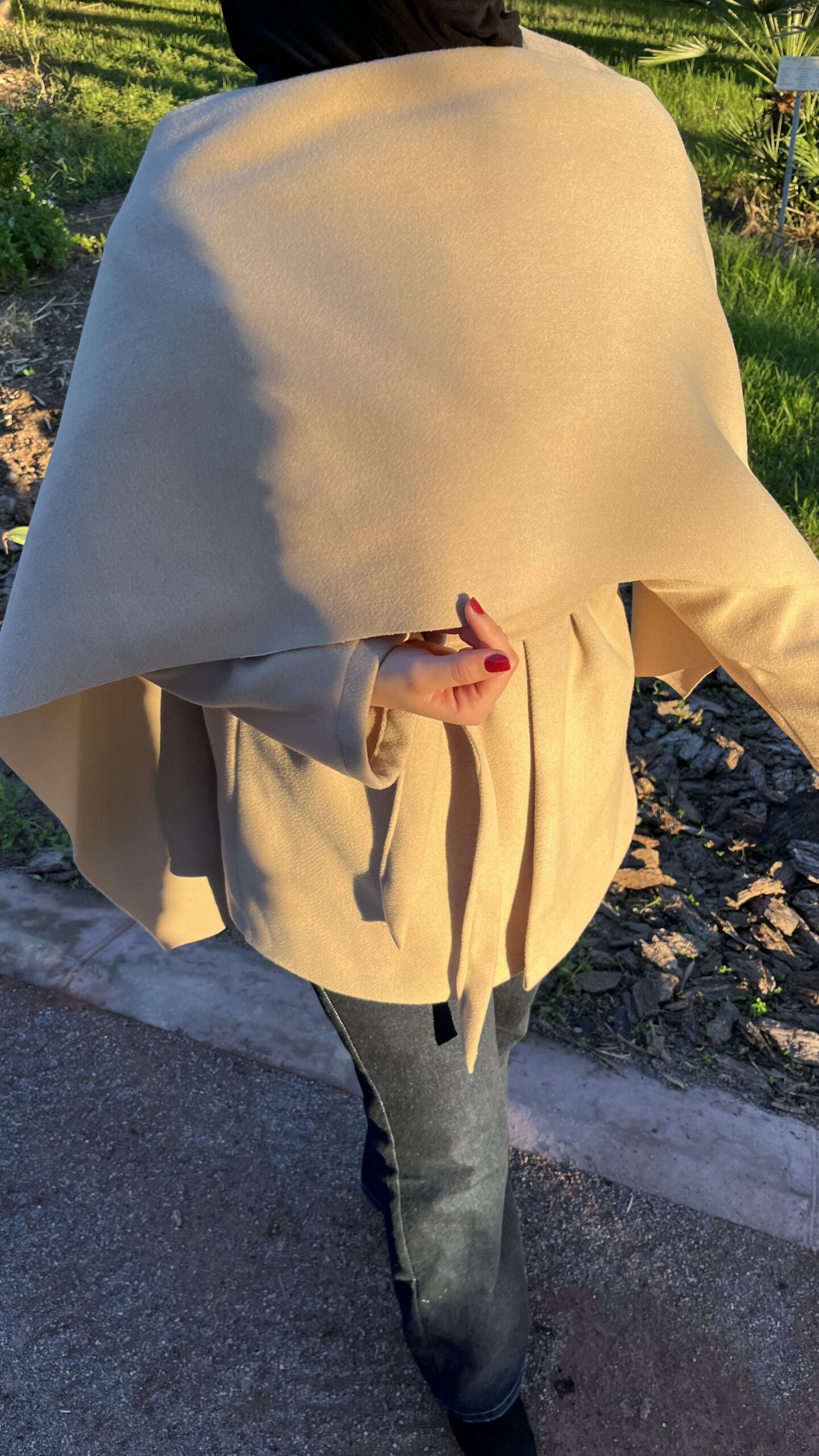 Cape Chic à Taille Ceinturée – Image 4